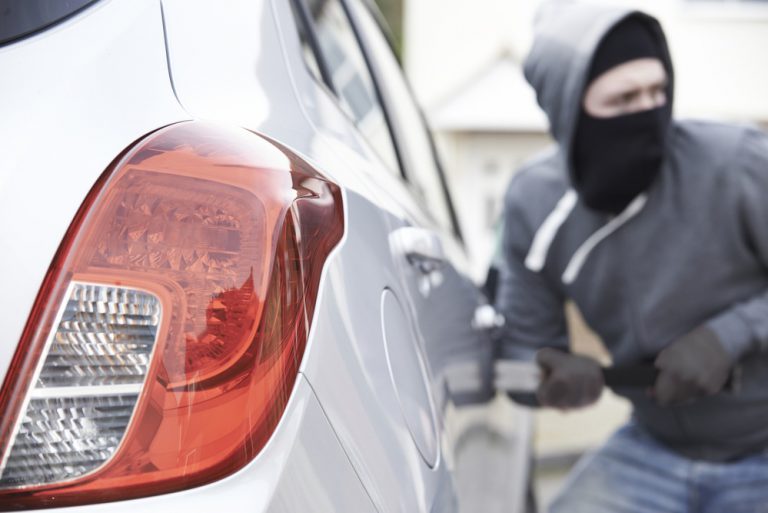 Un ladrón se roba el coche