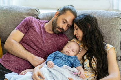 familia feliz con seguro de gastos médicos mayores para recieén nacidos
