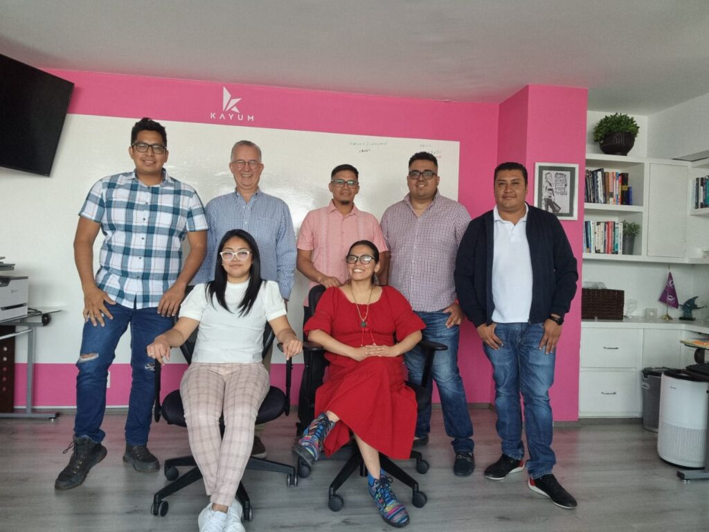 Equipo en oficinas Kayum